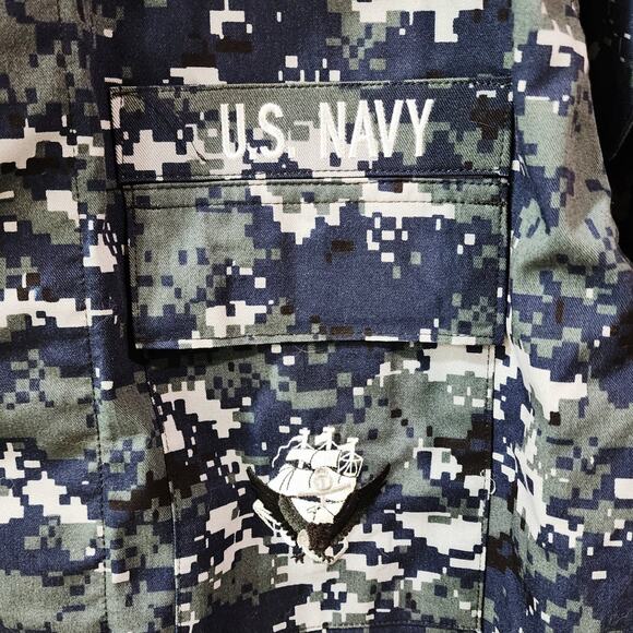 There is Power in The Name of Jesus U.S. Navy Digital Camo Jacket, Unisex M/L - Picture 4 of 6